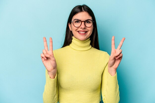 Mostrando sinal de vitória e sorrindo amplamente