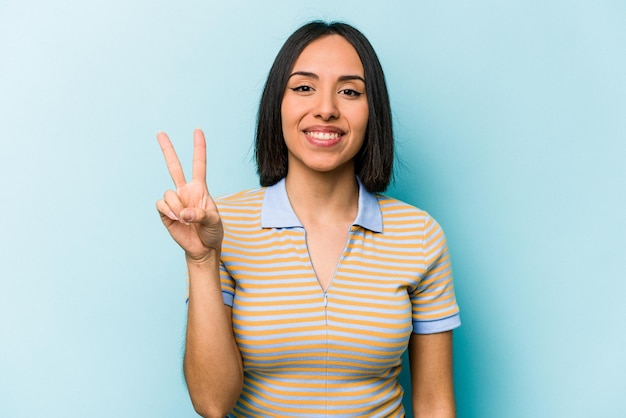 Mostrando sinal de vitória e sorrindo amplamente