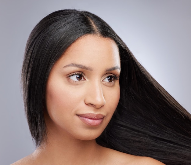 Mostrando su cabellera saludable Foto de estudio de una hermosa joven con cabello castaño saludable