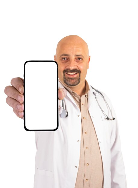 mostrando el teléfono móvil con la pantalla vacía positivo caucásico calvo barbudo médico médico