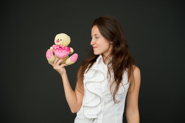 Mostrándole cariño y amor. Chica sensual mantenga osito de peluche. Bonito regalo de amor. Regalo de corazón. Te amo inscripción. Día de San Valentín. El amor está en su corazón.