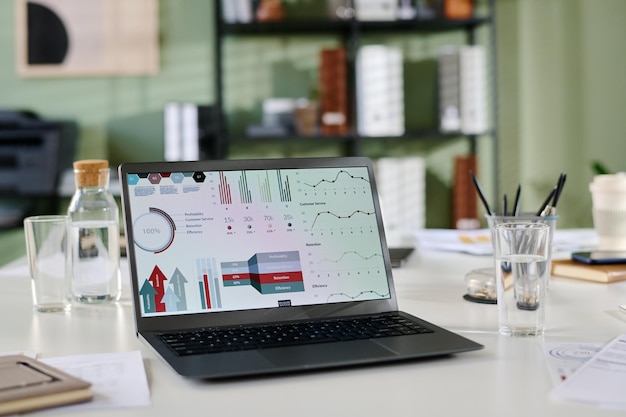 Mostrar datos analíticos en una computadora portátil moderna en Office