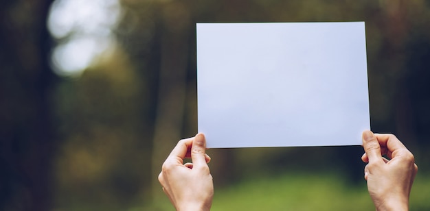 Foto mostrar papel comercial na mão na natureza