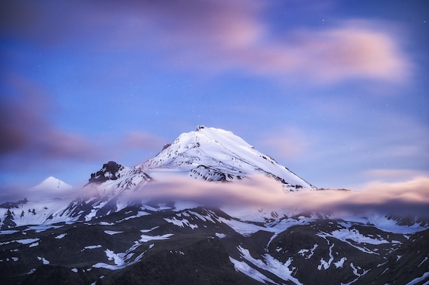 Mostrar vista del volcán con fondo de cielo azul y nubes