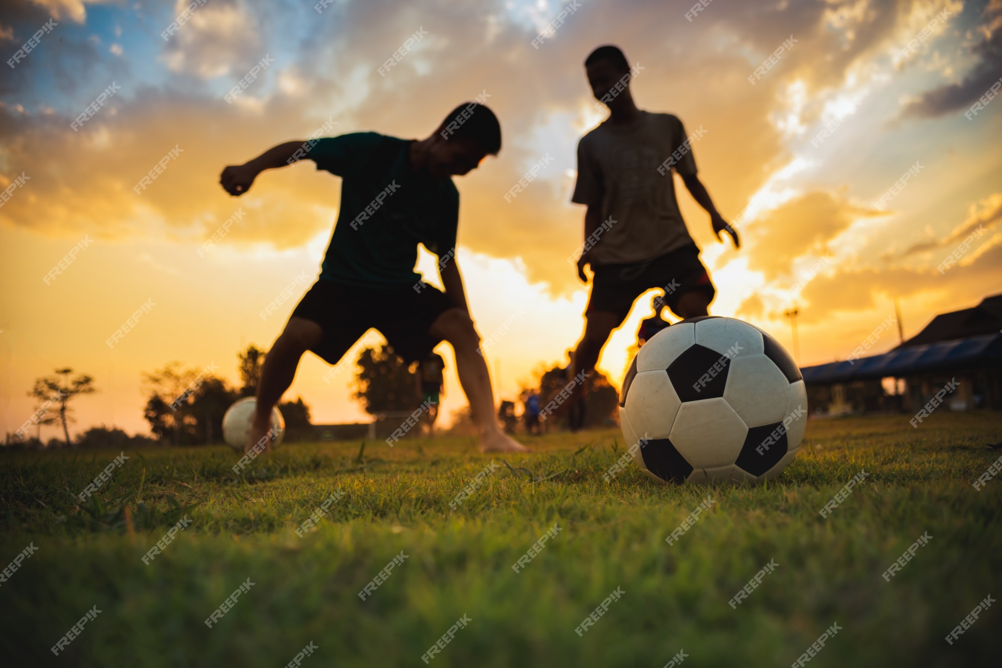 Grupo de pessoas jogando futebol, Jogo Vector imagem vetorial de robuart©  273596564