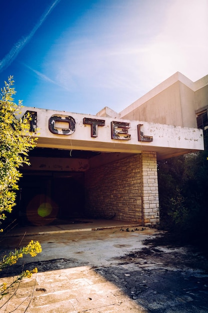 Motel abandonado contra el cielo en un día soleado