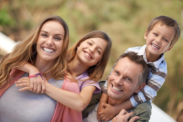 Foto mother father and children or outdoor portrait together or holiday bonding in nature travel or vacation parents siblings and face or smile for summer sunshine in florida garden for a trip