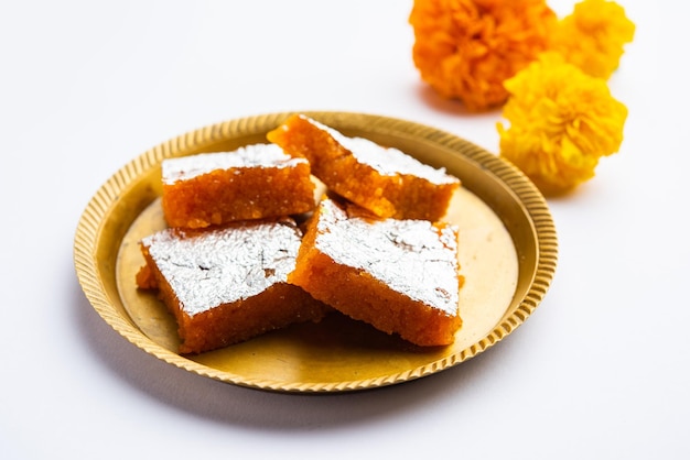 Moti Pak o Motichur barfimotichoor burfi es un dulce indio popular para la ocasión especial de diwali