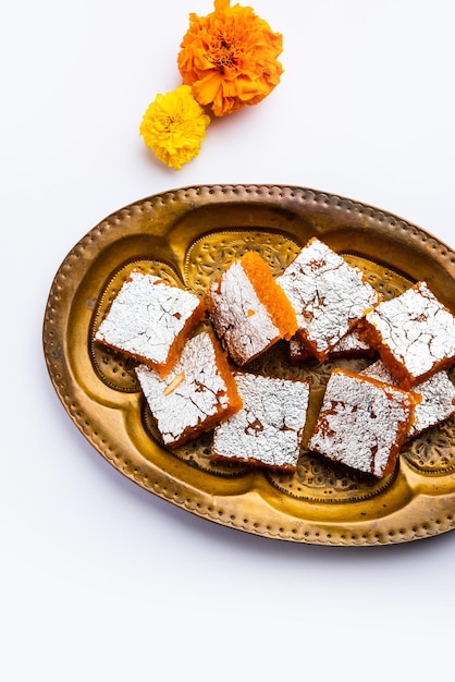 Moti Pak oder Motichur barfimotichoor burfi ist eine beliebte indische Süßigkeit für besondere Anlässe zu Diwali