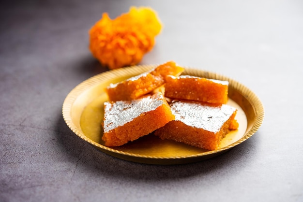 Moti Pak ou Motichur barfimotichoor burfi é um doce indiano popular para ocasiões especiais de Diwali