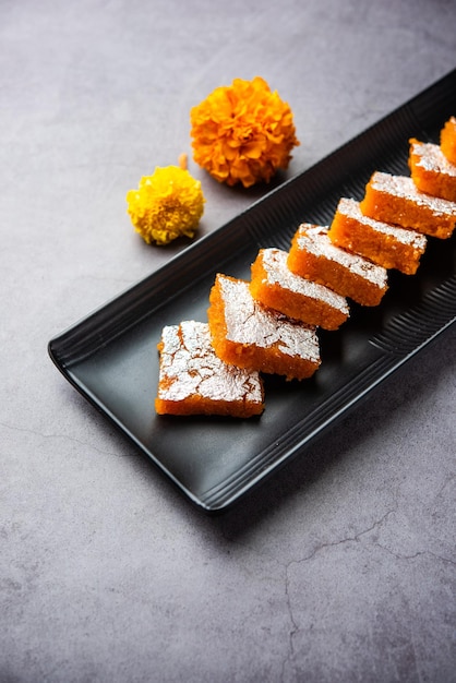 Moti Pak ou Motichur barfimotichoor burfi é um doce indiano popular para ocasiões especiais de diwali