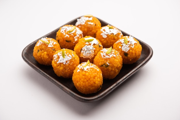 Motichoor indio dulce laddooÃƒÂ‚Ã‚Â o Bundi laddu hecho de harina de garbanzos o bolas muy pequeñas o boondis que se fríen y se empapan en almíbar de azúcar antes de hacer bolas