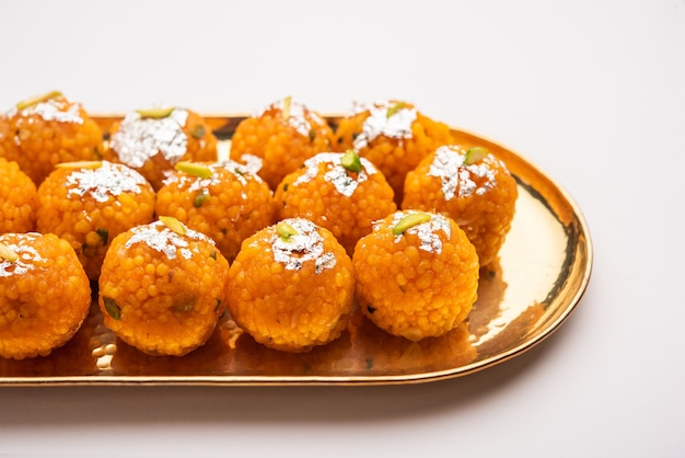 Motichoor indio dulce laddooÃƒÂ‚Ã‚Â o Bundi laddu hecho de harina de garbanzos o bolas muy pequeñas o boondis que se fríen y se empapan en almíbar de azúcar antes de hacer bolas