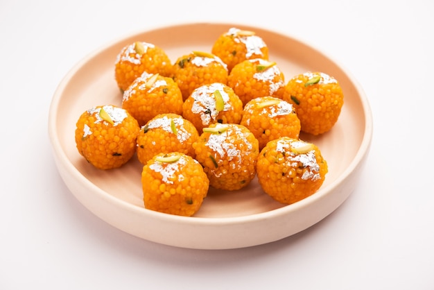 Motichoor indio dulce laddooÃƒÂ‚Ã‚Â o Bundi laddu hecho de harina de garbanzos o bolas muy pequeñas o boondis que se fríen y se empapan en almíbar de azúcar antes de hacer bolas