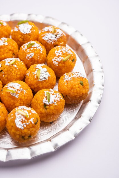 Motichoor indio dulce laddooÃƒÂ‚Ã‚Â o Bundi laddu hecho de harina de garbanzos o bolas muy pequeñas o boondis que se fríen y se empapan en almíbar de azúcar antes de hacer bolas