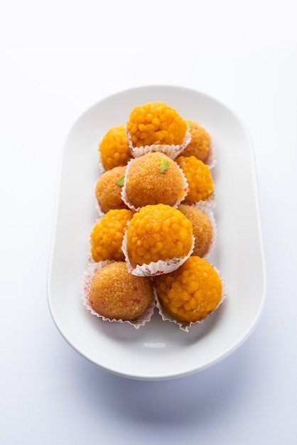 Motichoor laddoo o Bundi laddu dulce indio hecho de bolas muy pequeñas de harina de garbanzo o boondis que se fríen y se empapan en almíbar de azúcar antes de hacer las bolas