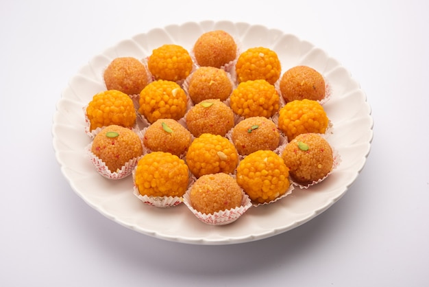 Motichoor laddoo o Bundi laddu dulce indio hecho de harina de garbanzos bolas muy pequeñas o boondis que se fríen y se empapan en almíbar de azúcar antes de hacer las bolas