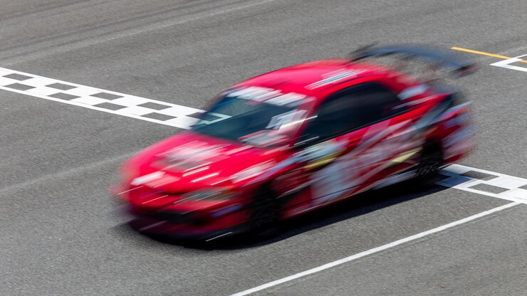 Foto motion blur race corrida de carros em pista de velocidade corrida de carros na pista de corrida de circuito internacional