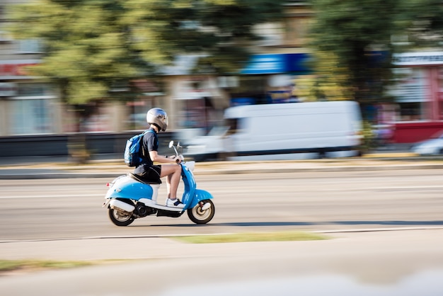 Motion Blurred Roller bewegt sich an der Kamera vorbei