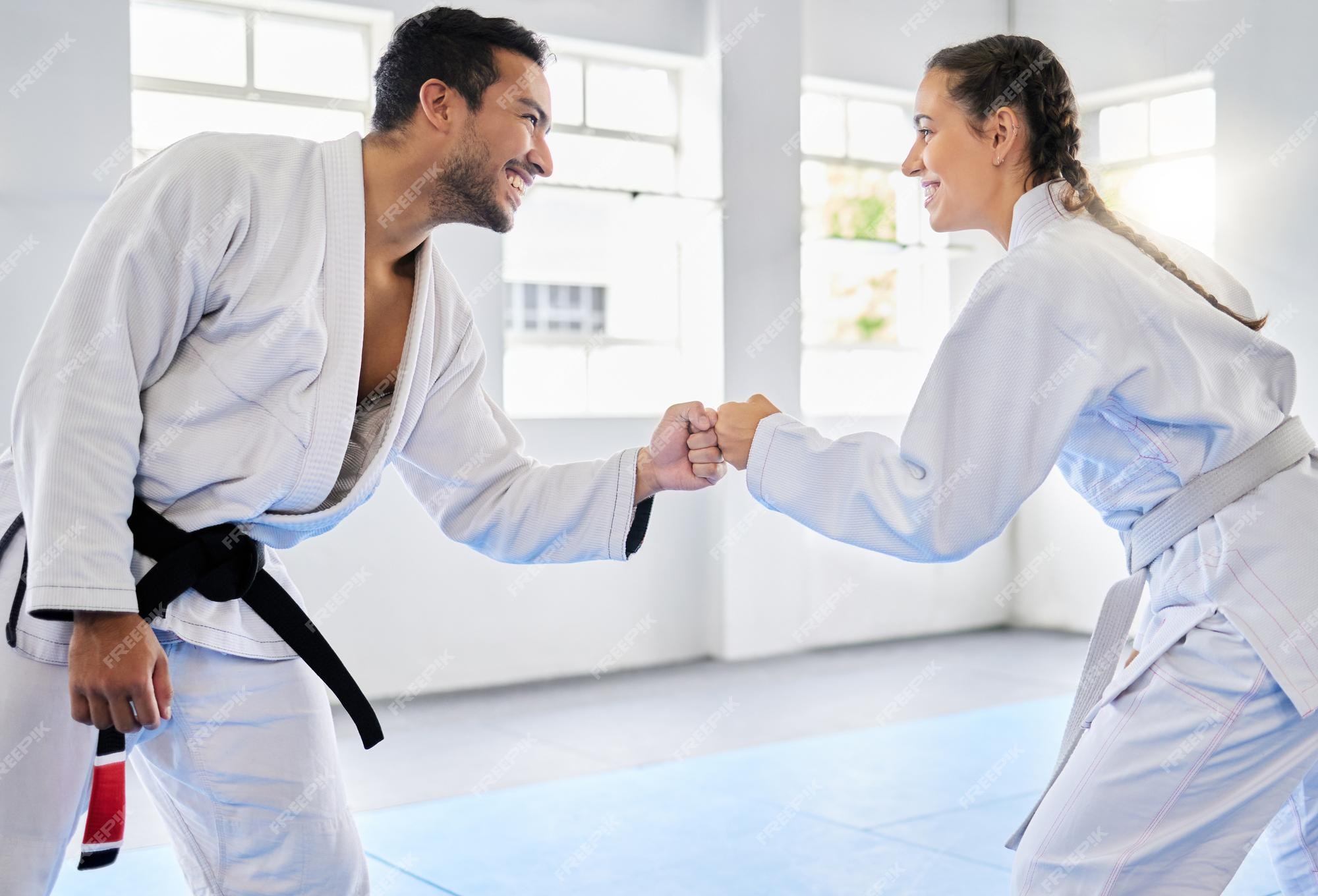 Carateiro Feminino Em Treinamento Com Mestrado Masculino Imagem de Stock -  Imagem de atividade, fêmea: 219440027