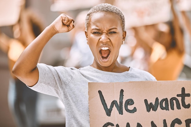 Motivação de poder e protesto de grito de uma mulher negra protestando por mudança social Retrato de uma jovem ativista de Nova York lutando por direitos iguais para as mulheres e justiça para a vida negra importa