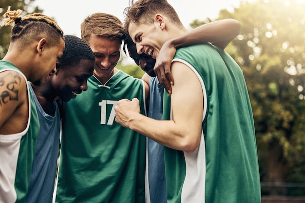 Motivação esportiva de basquete e equipe feliz animada com a vitória do torneio ou competição do jogo Celebração do trabalho em equipe e felicidade na reunião do atleta após o exercício físico ou treino de treinamento