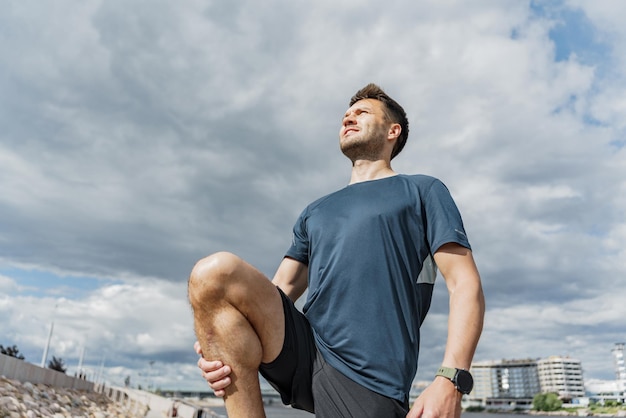 Motivación de entrenamiento físico Un entrenador masculino hace deportes usa un reloj de fitness Una persona atleta feliz