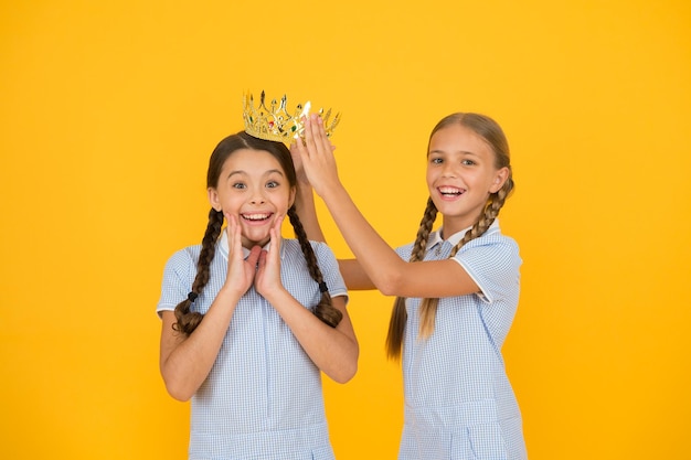 Motivación para ser las mejores niñas pequeñas y egoístas imaginan que son princesas recompensa de éxito infancia feliz amistad aspecto retro de niños egoístas niñas antiguas con corona de oro La belleza no es suficiente