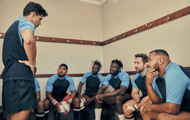 Foto motivación en el vestuario y equipo de rugby con entrenador o capitán en discusión estratégica o plan de juego entrenamiento de entrenamiento y grupo de jugadores deportivos que planifican el trabajo en equipo con el líder en el guardarropa juntos