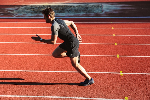 Motivado jovem desportista correndo