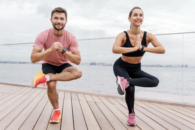 Motivation für einen gesunden Lebensstil und tägliches Training Aufwärmen Frau und Mann Läufer Mann Fitness