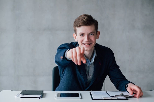 Motivation und persönliches Wachstum. Junger erfolgreicher Geschäftsmann, der Ihnen sagt, dass Sie es tun können. Platz kopieren.