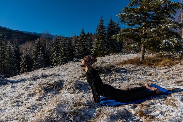 Motivationsyoga auf den Berghügeln