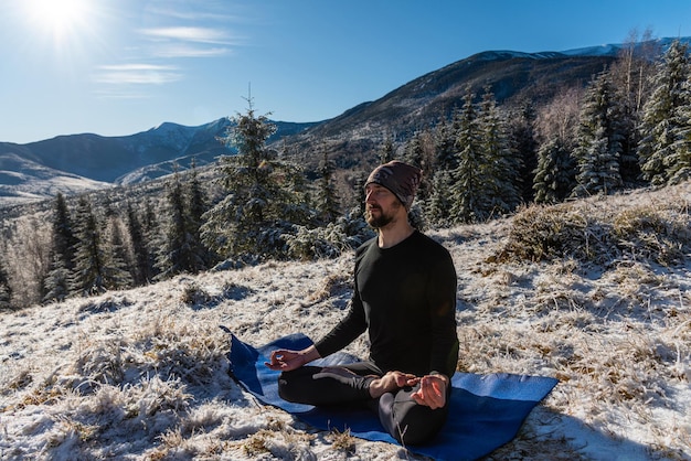 Motivationsyoga auf den Berghügeln