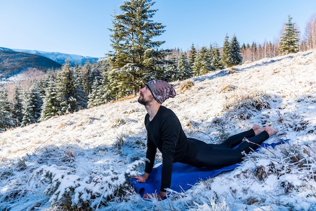 Motivationsyoga auf den Berghügeln