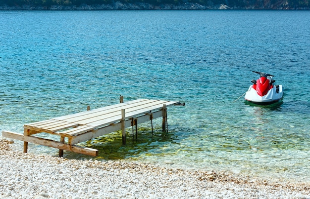 Moto de agua cerca de la playa. Vista al mar de verano Antisamos, Cefalonia, Grecia.