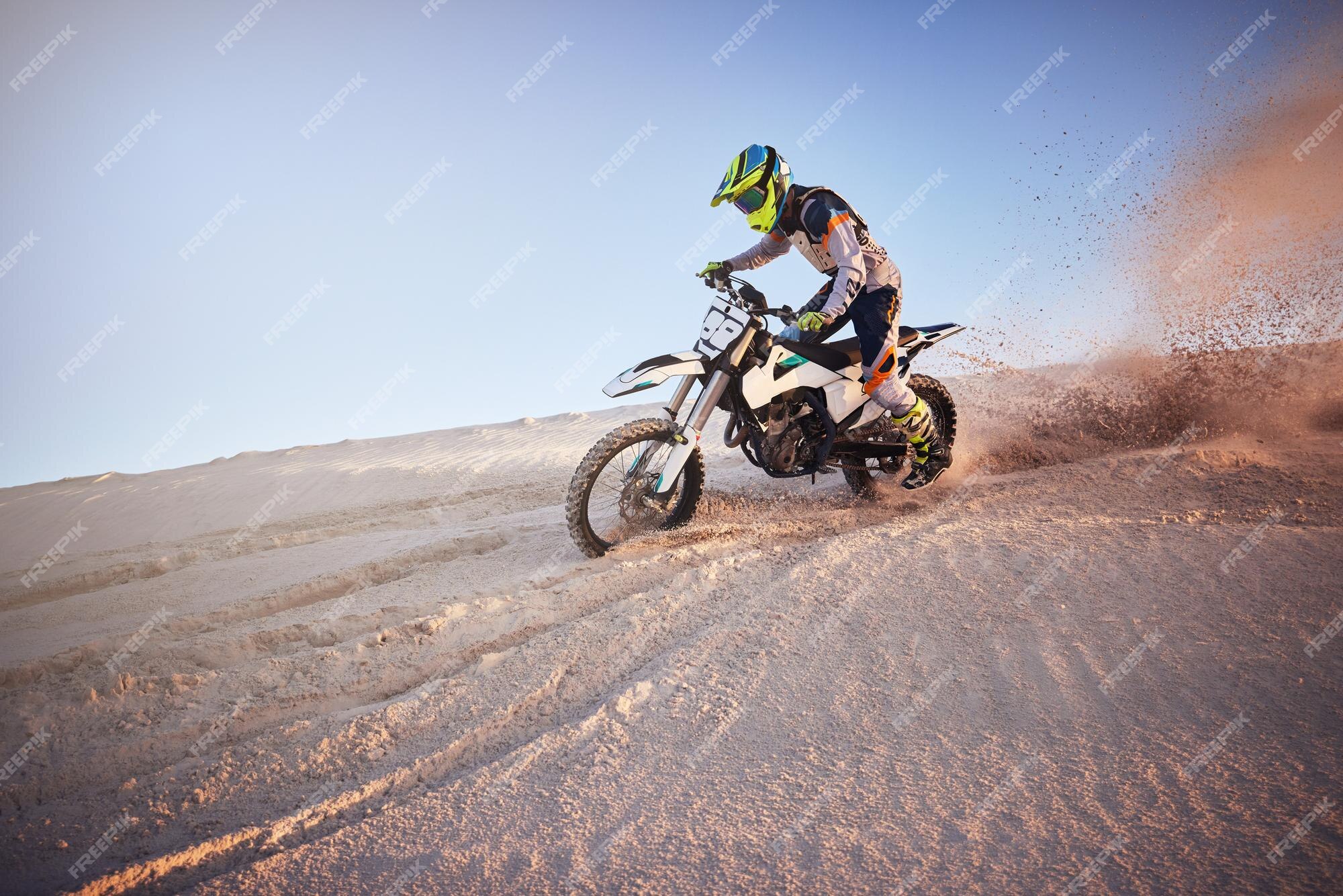 Moto esportiva parada na montanha com por do sol de fundo