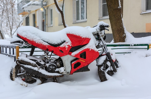 Moto cubierta de nieve en la carretera