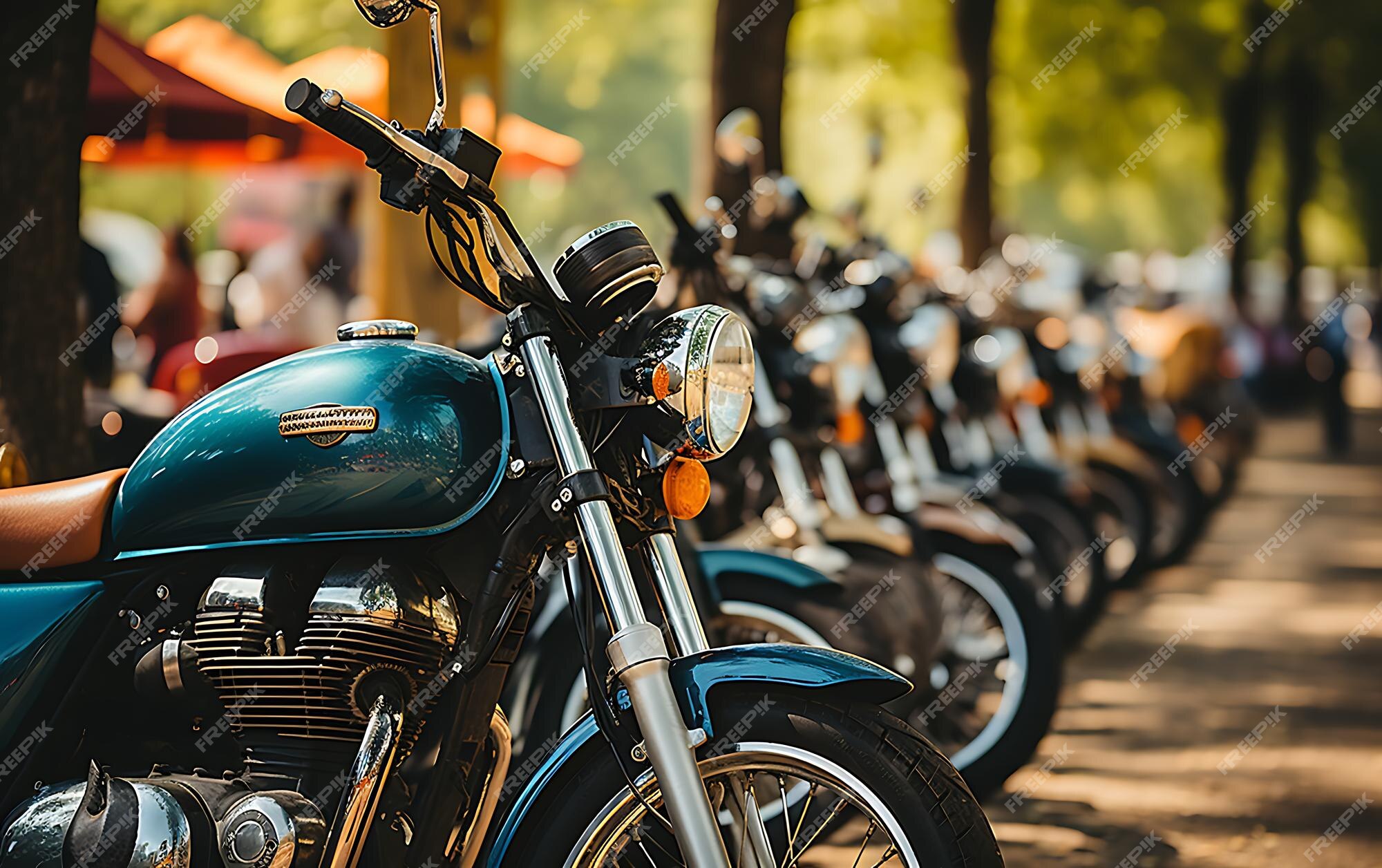 Moto de corrida rápida dirigindo fundo de pista de corrida com espaço de  cópia