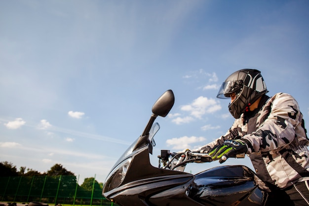 Foto moto de equitação homem com espaço de cópia