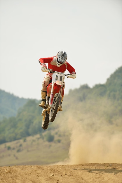 moto de motocross em uma corrida que representa o conceito de velocidade e potência no esporte extremo