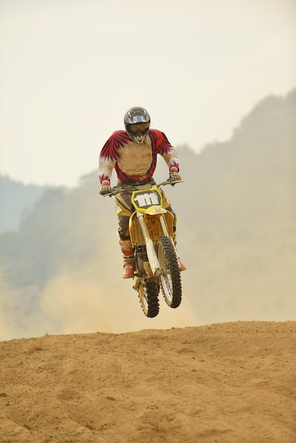 moto de motocross em uma corrida que representa o conceito de velocidade e potência no esporte extremo