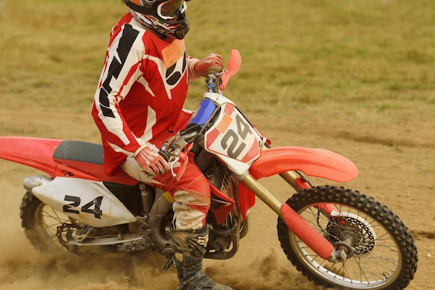 Foto moto de motocross em uma corrida que representa o conceito de velocidade e potência no esporte extremo