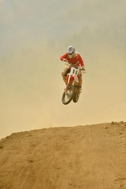 Foto moto de motocross em uma corrida que representa o conceito de velocidade e potência no esporte extremo