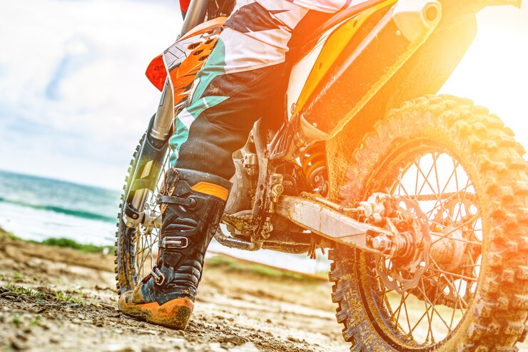 Foto moto deportiva al costado de la carretera. biker listo para correr