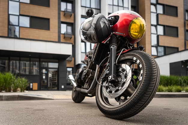 Moto estacionada em frente ao prédio