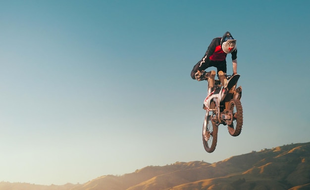 Corrida Sobre Motocicleta Motocross-country Em Voo, Saltos E Decolagem Em  Trampolim Contra O Céu Conceito Foto de Stock - Imagem de fuga, motocross:  157152132