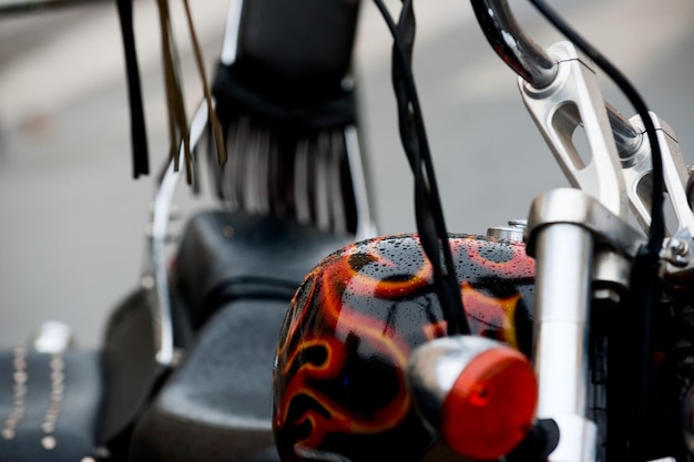 Moto Harley detalle bajo la lluvia