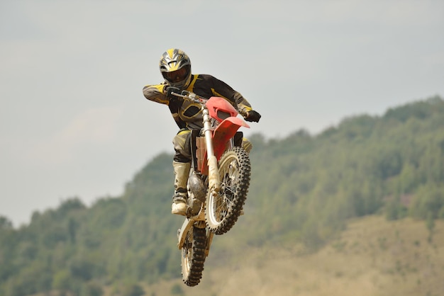 Moto de motocross en una carrera que representa el concepto de velocidad y potencia en el deporte extremo.