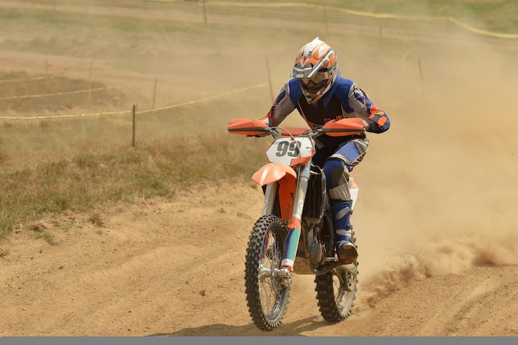 Foto moto de motocross en una carrera que representa el concepto de velocidad y potencia en el deporte extremo.